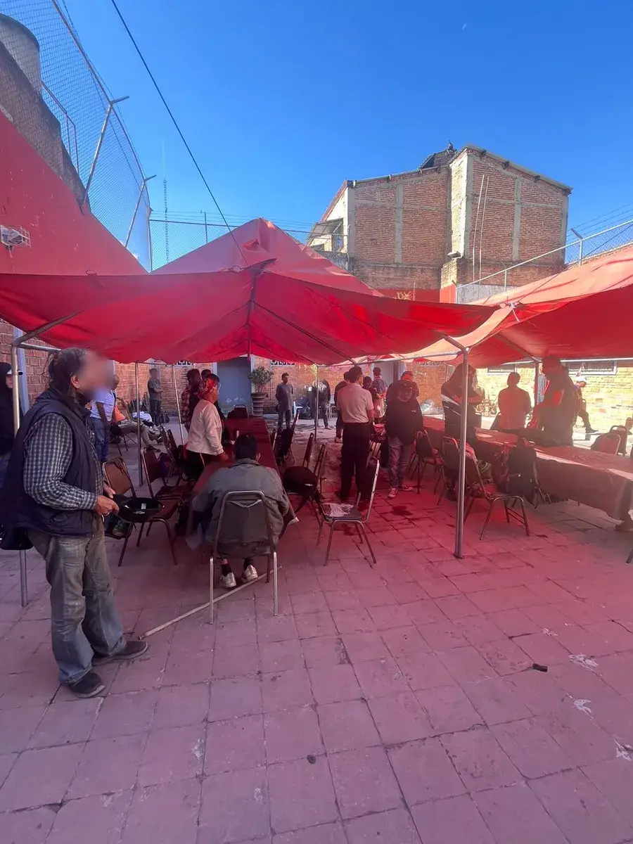 Patio del desayunador Casa San Vicente con lonas y mesas dispuestas para el servicio