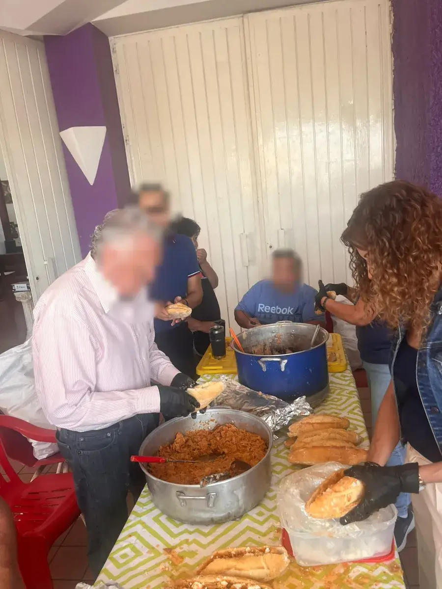 Voluntarios preparando lonches en la línea de servicio del comedor